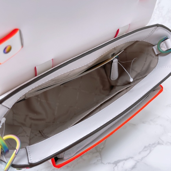 Michael Kors Manhattan Medium Satchel - Picture 11 of 13